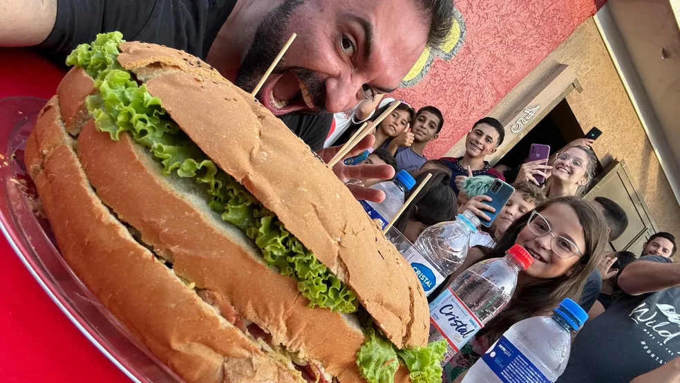 Influenciador aceita desafio e come lanche de mais de 3kg na região 
