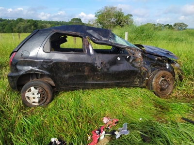 Carro capota e deixa pessoas feridas na região 