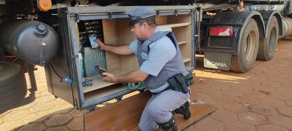 Caminhoneiro é detido com centenas de celulares sem notas fiscais em rodovia de Tarumã