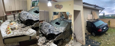 Carro invade quarto de casa e derruba escombros sobre a cama em Barra do Jacaré; FOTOS