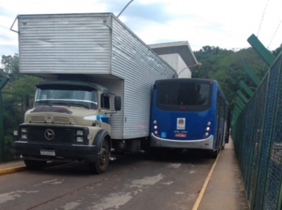Ônibus e caminhão ficam entalados ao tentar atravessar ponte na região