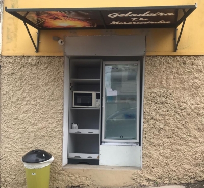 Grupo prepara marmitas e coloca em geladeira comunitária para moradores de rua na região