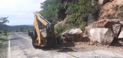 Serra em estrada de Marília tem novo deslizamento de rochas e assusta moradores