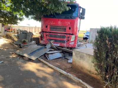 Carreta invade cemitério e destrói túmulos na região
