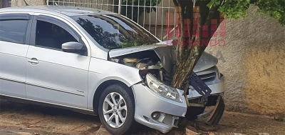 Motorista perde o controle de carro e bate em árvore em Ourinhos 