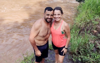 Mulher é assassinada com três tiros e suspeito é achado morto na casa; crime foi na região