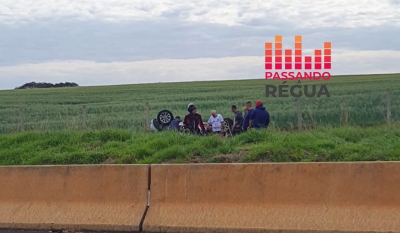 Corpo de Bombeiros de Ourinhos atende capotamento na Raposo Tavares entre Canitar e Chavantes 