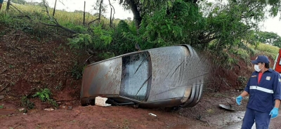 Carro capota em rodovia no norte paranaense e deixa feridos 