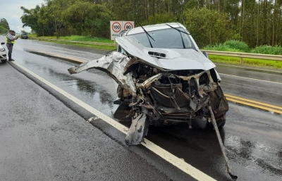 Mulher morre após caminhonetes baterem de frente na SP-270 