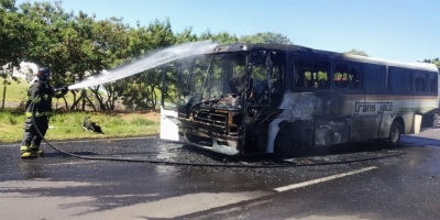 Ônibus pega fogo na rodovia em Marília 