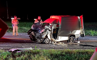 Homem morre ao colidir furgão com caminhão na BR-153 no Paraná 