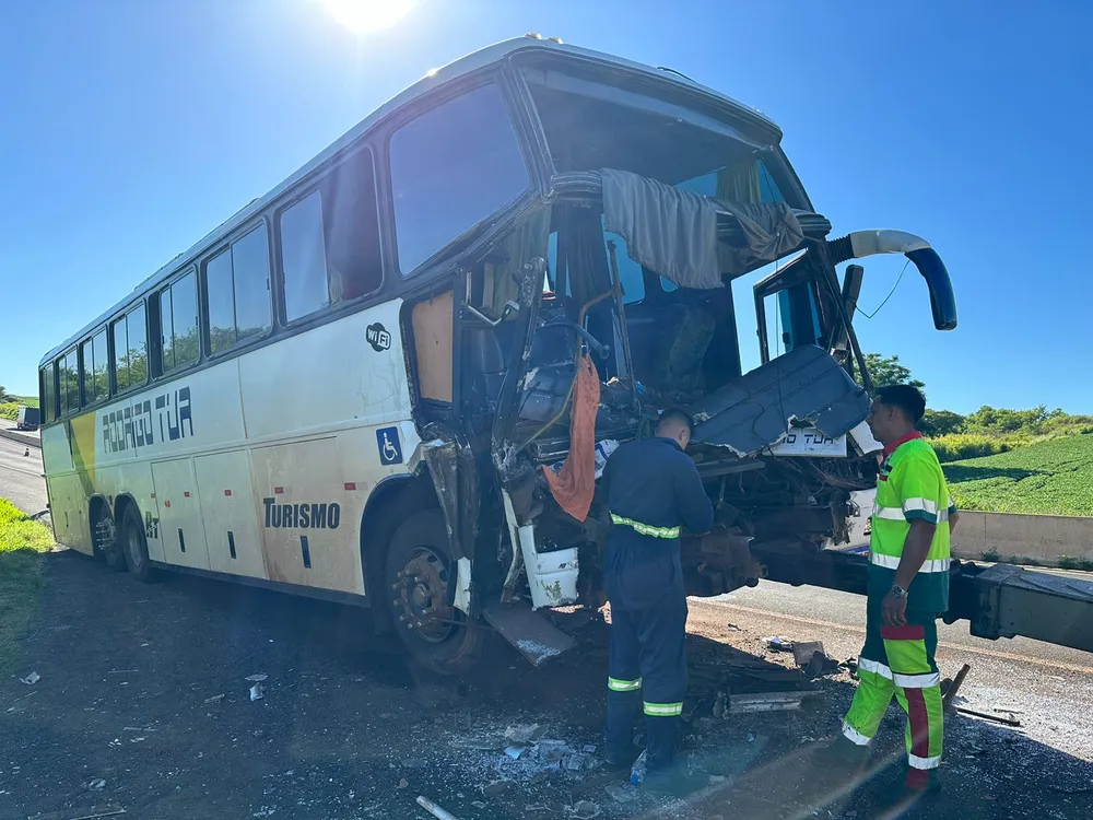 Motorista morre após ônibus que seguia para Ourinhos bater na traseira de caminhão parado no acostamento 