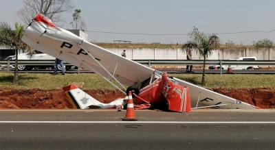 Avião de pequeno porte cai em frente à base da Polícia Rodoviária na região