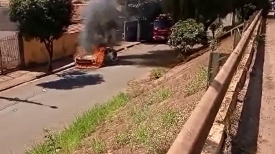 Carro pega fogo e mobiliza bombeiros em Ourinhos