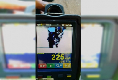 Polícia flagra moto a 225 km/h em trecho urbano de rodovia na região 