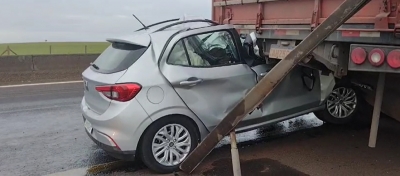 Carro bate na traseira de caminhão na Raposo Tavares e duas pessoas ficam feridas 