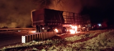 Colisão entre carretas resulta em duas mortes na Rodovia Raposo Tavares