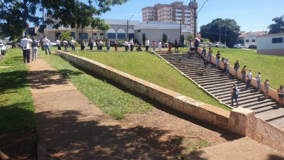 Com ordem de chegada e grande fila, Prefeitura de Ourinhos inicia vacinação em idosos acima de 90 anos e profissionais de saúde de setores diversos