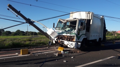 Caminhão de coleta de lixo da SAE atravessa ciclovia e atinge poste em Ourinhos 