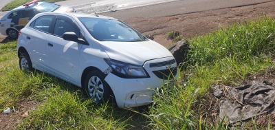 Carro cruza preferencial e causa acidente na Raposo Tavares em Ourinhos