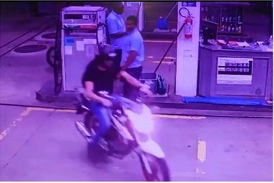 Motociclista foge de posto sem pagar abastecimento, mas deixa celular cair na região; vídeo