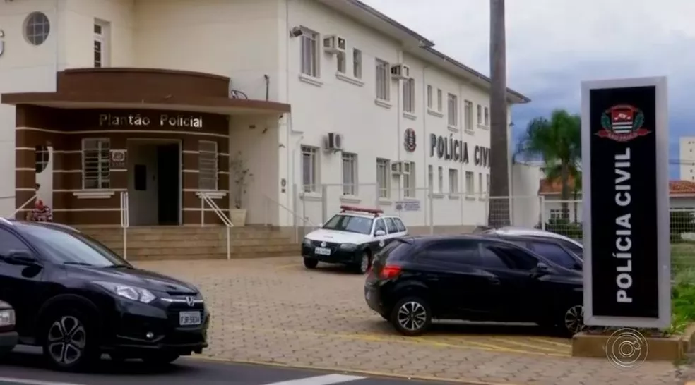 Suspeita de prostituir filha de 8 anos para comprar drogas se entrega à polícia na região 