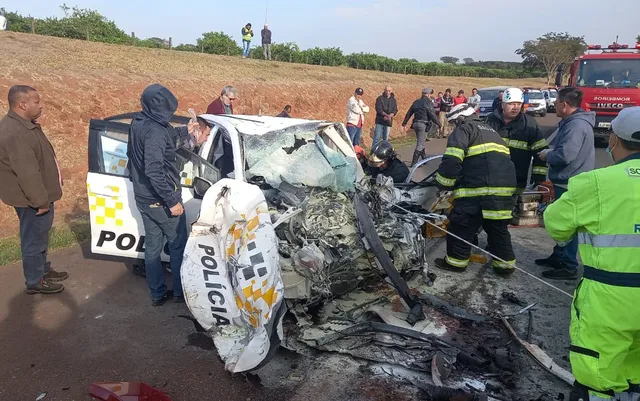 Policial rodoviário morre ao bater viatura contra caminhão no interior de SP