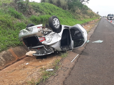 Três pessoas ficam feridas após motorista atropelar ciclista e capotar veículo em rodovia em Santa Cruz do Rio Pardo 