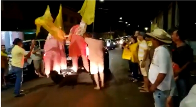 Vídeo de bonecas sendo “malhadas” em São Pedro do Turvo causa indignação entre mulheres na cidade 