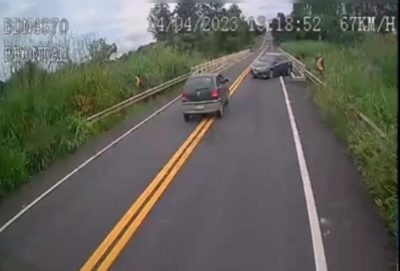 Vídeo mostra acidente que matou duas pessoas na BR-153; Idoso de 75 anos causou o acidente ao fazer ultrapassagem em local proibido 