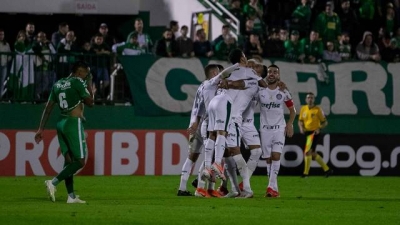 Palmeiras vence Chapecoense fora de casa e mantém liderança mesmo com jogo a menos