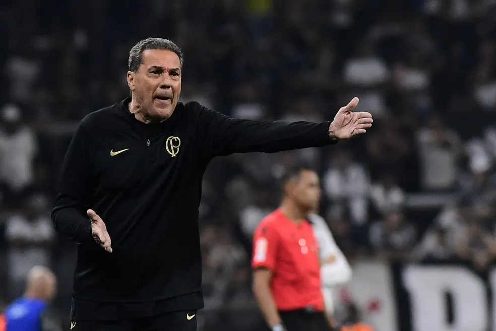 Vanderlei Luxemburgo deixa o cargo de técnico do Corinthians