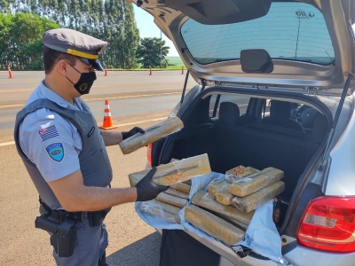 Polícia Rodoviária apreende 35 tabletes de maconha em veículo que passava rodovia Orlando Quagliato 