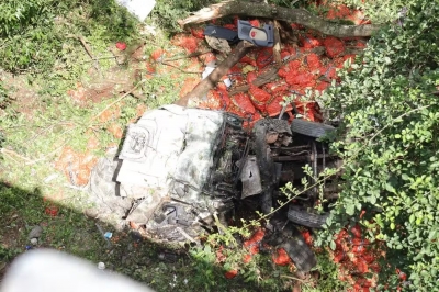 Acidente envolvendo caminhão carregado de cebolas deixa dois feridos no norte do Paraná