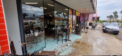 Carro colide contra fachada de padaria em Ourinhos; condutora ficou ferida