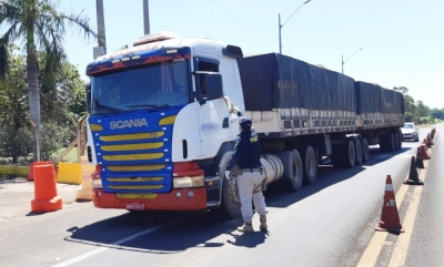 Comerciante distribui kits de lanche a caminhoneiros durante restrições do coronavírus na BR-153