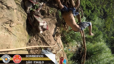 Homem é resgatado com vida após cair de penhasco de cerca de 70 metros na região