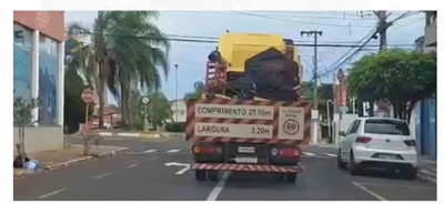 Munícipe flagra caminhão arrebentando cabos por toda cidade de Ourinhos; vídeo