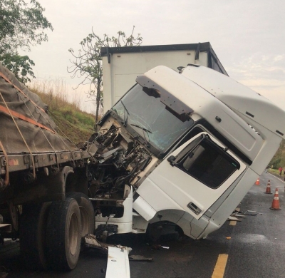 Colisão traseira entre caminhões deixa feridos na BR-153 