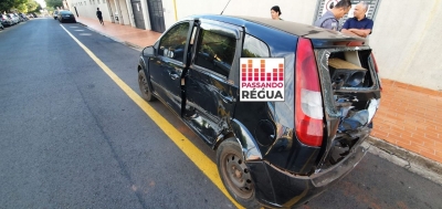 Carros batem em cruzamento e atingem veículos estacionados em Ourinhos; uma vítima sofreu ferimentos leves