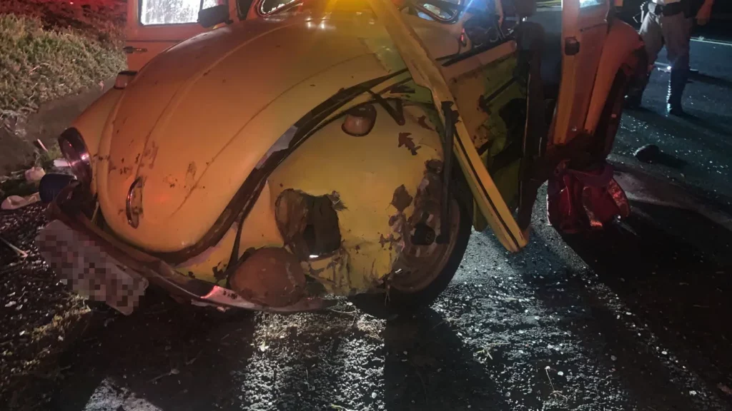 Idoso morre após caminhão atingir Fusca na Raposo Tavares 