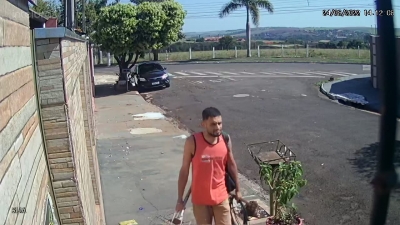 Homem é flagrado furtando suporte de lixeira de calçada em Ourinhos; vídeo