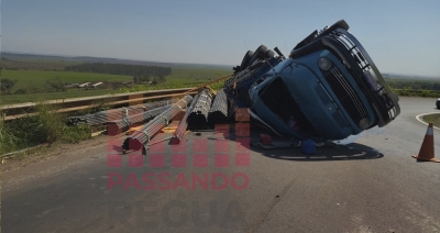 Caminhão carregado com barras de ferro tomba em alça de acesso da rodovia Mello Peixoto à Raposo Tavares em Ourinhos