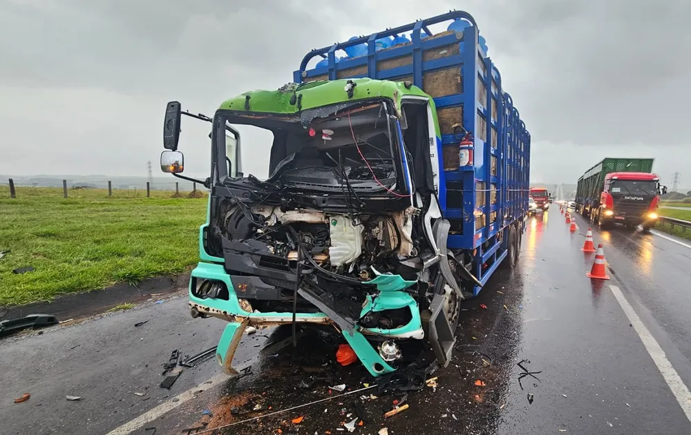 Motorista sofre ferimentos graves após colisão entre caminhões na região 