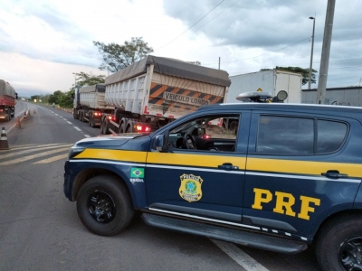 PRF apreende carreta com mandado de busca e apreensão em Ourinhos