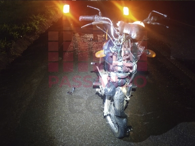 Motocicleta fica destruída em acidente na SP-225 em Santa Cruz do Rio Pardo 