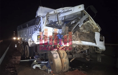 Motorista embriagado fica ferido ao bater caminhão na traseira de bitrem canavieiro na Raposo Tavares em Salto Grande 