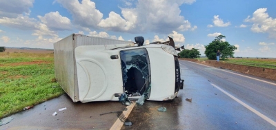 Caminhão tomba na rodovia Raposo Tavares entre Salto Grande e Ibirarema
