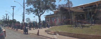 Jovens se aglomeram no sol para conseguir vacina contra a Covid-19 em Ourinhos 