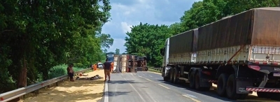 BR-153 fica interditada, após tombamento de carreta na região 